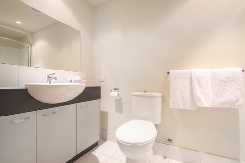 Deluxe Carlton Apartment - Apartment 508 3 Plum Serviced Apartments Melbourne