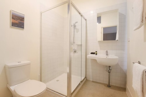 Deluxe North Melbourne Apartment - Apartment 15 2 Plum Serviced Apartments Melbourne