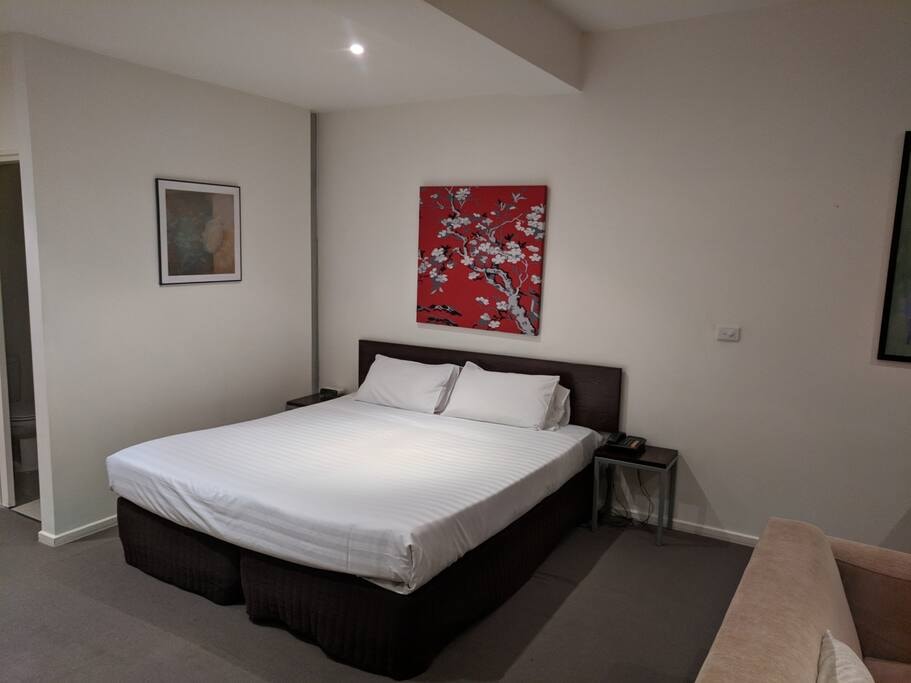 Deluxe North Melbourne Apartment - Apartment 8 Plum Serviced Apartments Melbourne