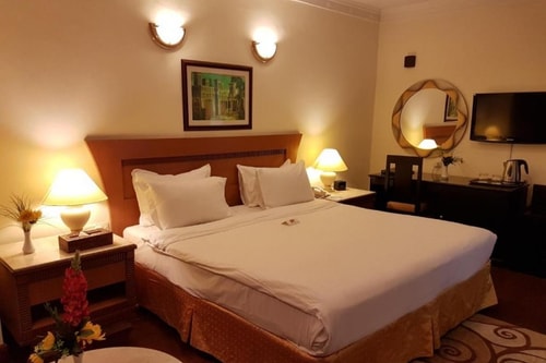 Deluxe Room Near AL Ghurair Mall by LB Luxury Bookings