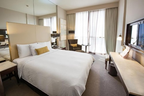 King Room Near Wahda Mall And Al Nahyan Stadium Luxury Bookings