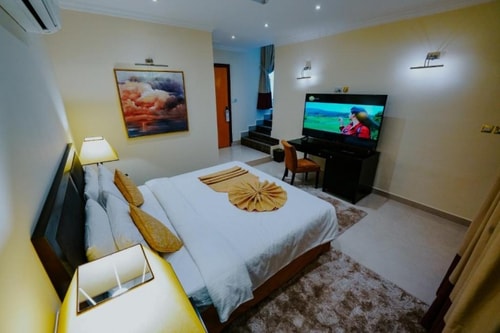 Royal Suite With Pool Near to Delma Park Luxury Bookings