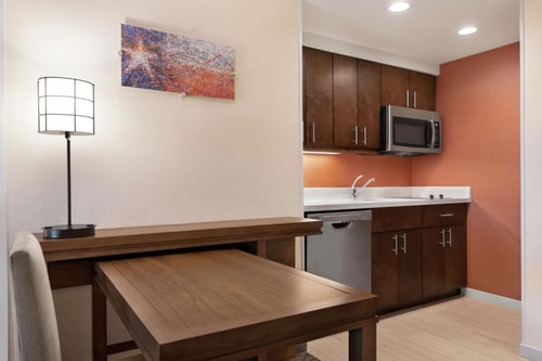 Queen Studio Near The Park At Willbern HOU 5 Luxury Bookings