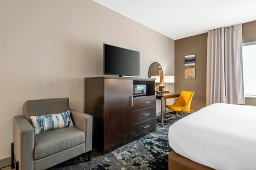 Standard King Room Near Legacy Universal ORL 3 Luxury Bookings