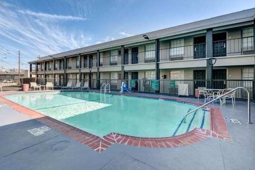 Deluxe Room Near The Charlotte American Bistro DAL 9 Luxury Bookings