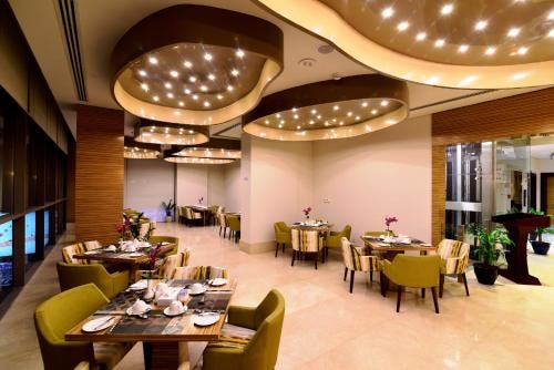 Standard King Or Twin Room Near Baniyas Square 9 Luxury Bookings