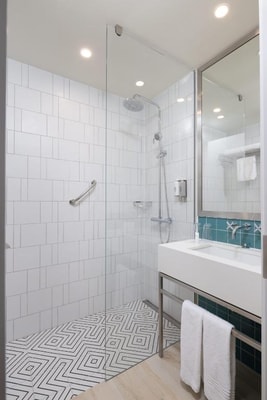 Standard King Room Near Azizi Berton 3 Luxury Bookings