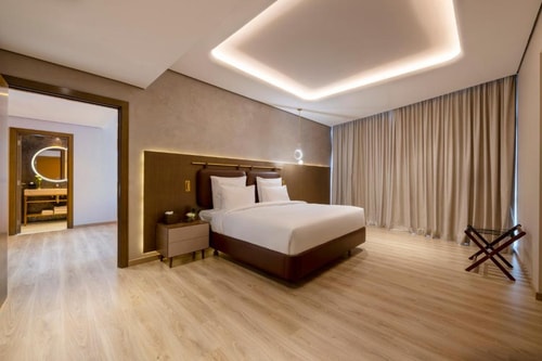 Premium King Suite Near Jvt Community Park Dubai 1 Luxury Bookings