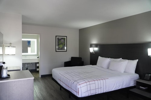 Deluxe Room Near The Charlotte American Bistro DAL 2 Luxury Bookings