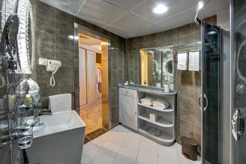 Deluxe King Suite Near Expo Centre Sharjah 5 Luxury Bookings