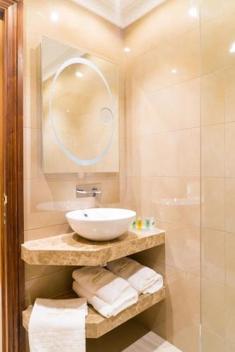 Standard Double Room Near Studio Integrate LON 4 Luxury Bookings