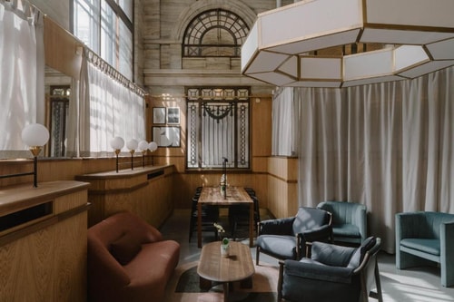Small Queen Room Near Escape Entertainment LON 9 Luxury Bookings