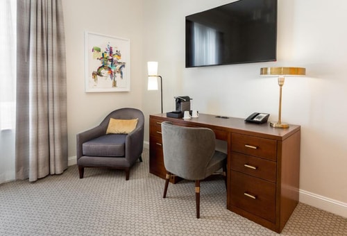 Classic King Room Near Market Square Park HOU 2 Luxury Bookings