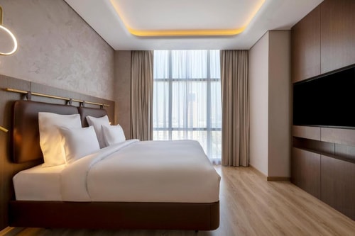 Deluxe King Suite Near Jvt Community Park Dubai 2 Luxury Bookings