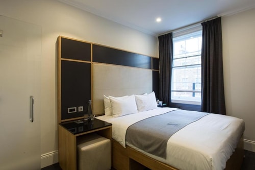 Queen Room Near Montagu Square Garden LON 3 Luxury Bookings