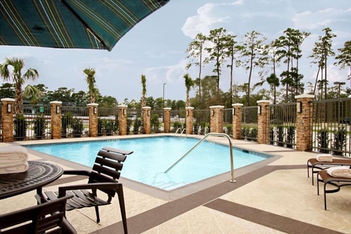 King Room Near Layne Hendrix Memorial Bench HOU 6 Luxury Bookings