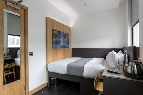 Queen Room Near Temple Church LON 1 Luxury Bookings