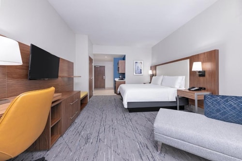 Standard King Or Twin Room Near Planet Fitness HOU 2 Luxury Bookings