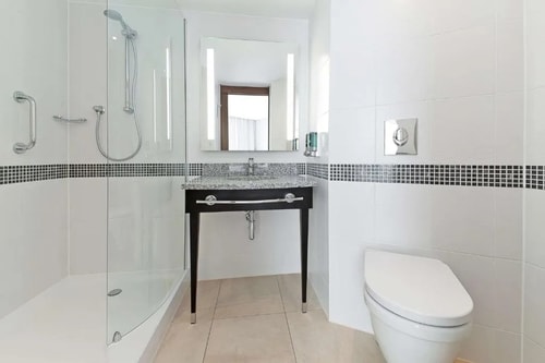 Queen Room Near Ufford Street Gardens LON 7 Luxury Bookings