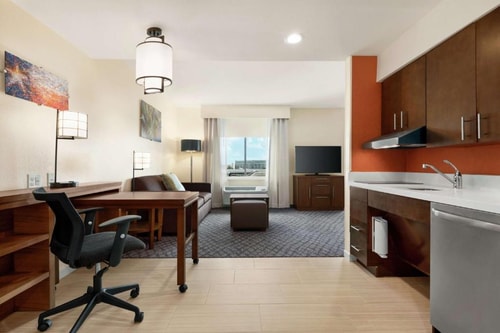 Queen Studio Near The Park At Willbern HOU 4 Luxury Bookings