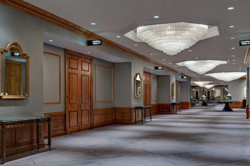 King Room Near Consulate General Philippines HOU 10 Luxury Bookings