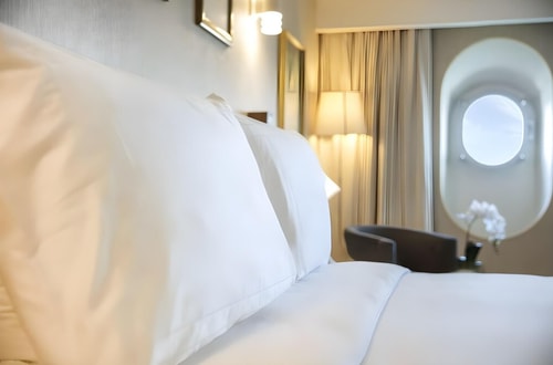 Classic King Room Near Port Saeed Dubai 2 Luxury Bookings