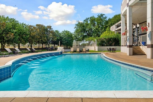 King Room Near Heart of Texas Classic DAL 11 Luxury Bookings