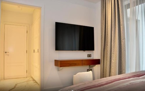 2 Bedroom Deluxe Apartment Near Barclays Bank LON 4 Luxury Bookings