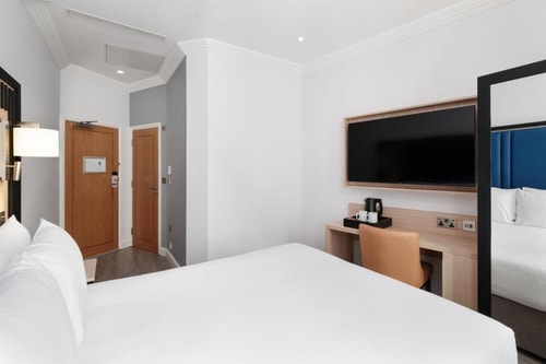 Queen Room Near The Chiswick Cinema LON 2 Luxury Bookings