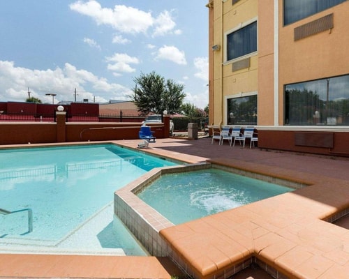 Queen Suite Near JVC Family Medicine HOU 10 Luxury Bookings