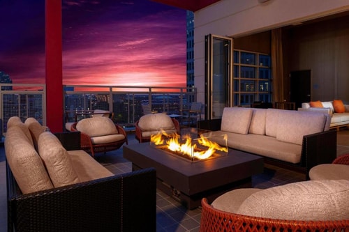 King Room Near The Dallas World Aquarium DAL 10 Luxury Bookings