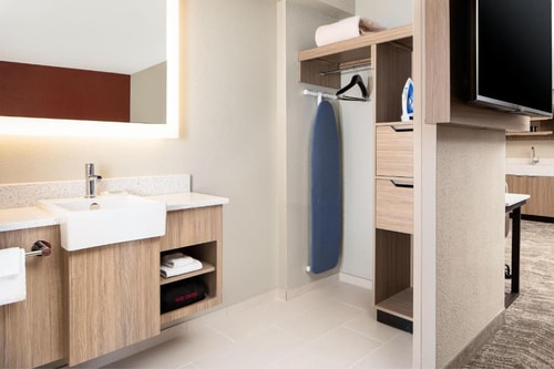 King Suite Near The Dallas World Aquarium DAL 6 Luxury Bookings