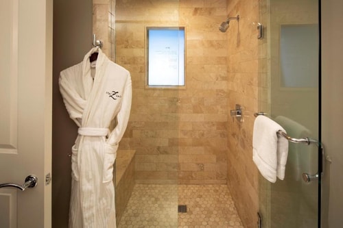 Deluxe King Room Near Metropolitan Club DAL 2 Luxury Bookings