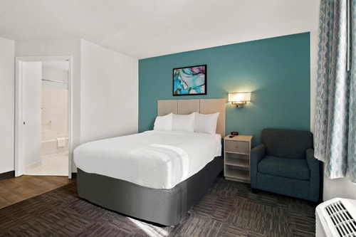 Standard Queen Room Near Sanlando Park ORL Luxury Bookings