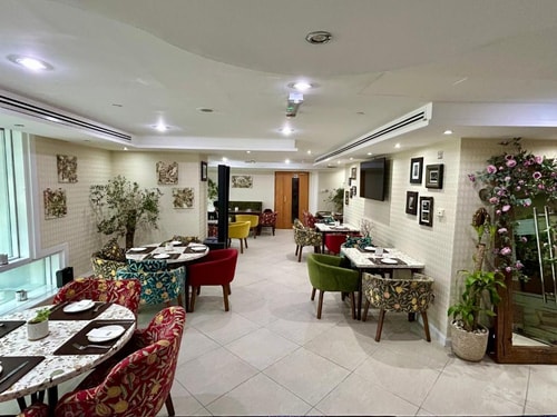 Classic 1 Bedroom Apartment Near Emirates Market 13 Luxury Bookings