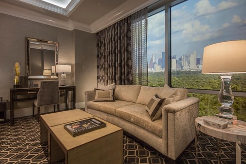 Luxury King Room Near Memorial Park HOU 2 Luxury Bookings
