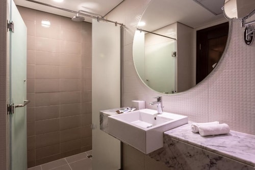 Deluxe King Or Twin Room Near Mazaya Centre Ad 7 Luxury Bookings