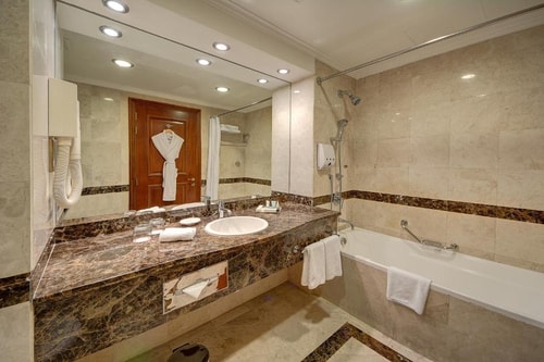 Superior Deluxe Room Near Sharaf Metro Station 4 Luxury Bookings