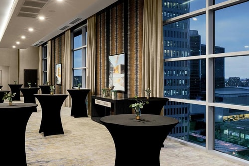 King Room Near The Dallas World Aquarium DAL 13 Luxury Bookings
