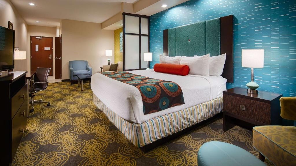 King Room With Sofa Bed Near Willowbrook Plaza HOU Luxury Bookings
