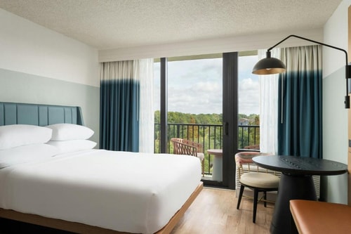 Queen Room Near Circle K ORL Luxury Bookings