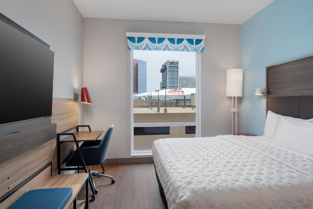 King Room Near Toyota Center HOU Luxury Bookings