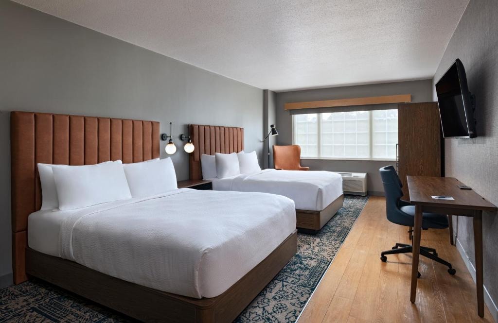 Queen Room Near Brenda and John Duncan YMCA HOU Luxury Bookings
