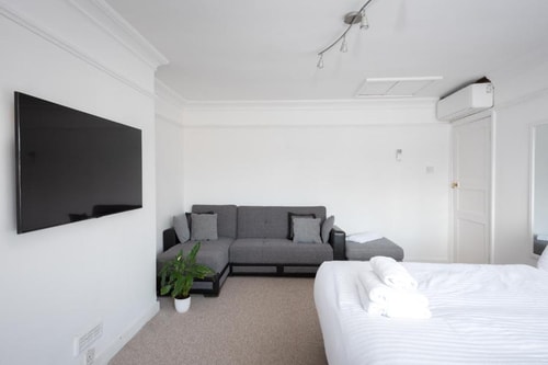 3 Bedroom Apartment Near Sobell Leisure Centre LON 4 Luxury Bookings
