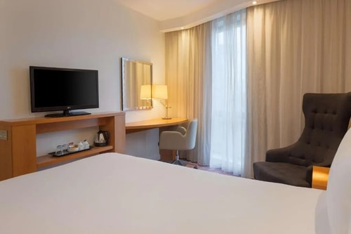 Queen Room Near Ufford Street Gardens LON 3 Luxury Bookings