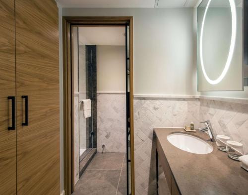 Queen Room Near Indescon Square LON 3 Luxury Bookings
