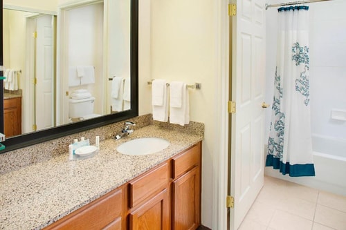 Queen Studio Near Watermark Community Church DAL 4 Luxury Bookings