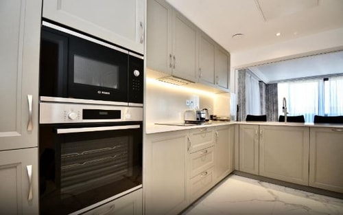 4 Bedroom Deluxe Apartment Near Barclays Bank LON 13 Luxury Bookings