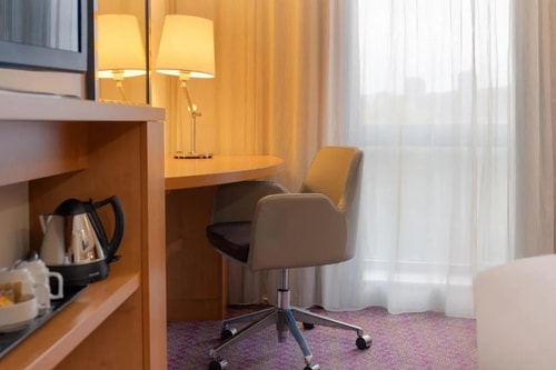 Queen Room Near Ufford Street Gardens LON 5 Luxury Bookings