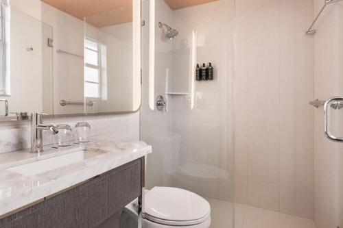 Deluxe King Room Near Coyote Taqueria MIA 4 Luxury Bookings